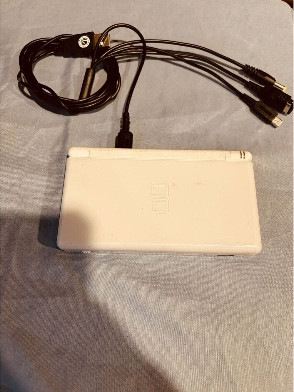 Nintendo DS Lite (White) And Game Lot/10 Games/Charger & Stylus **Good Condition